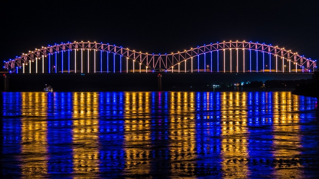 Memphis bridge Ukraine lights